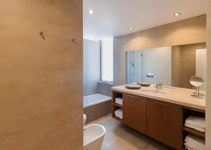 Blue H - - 10 Min Walk To The *